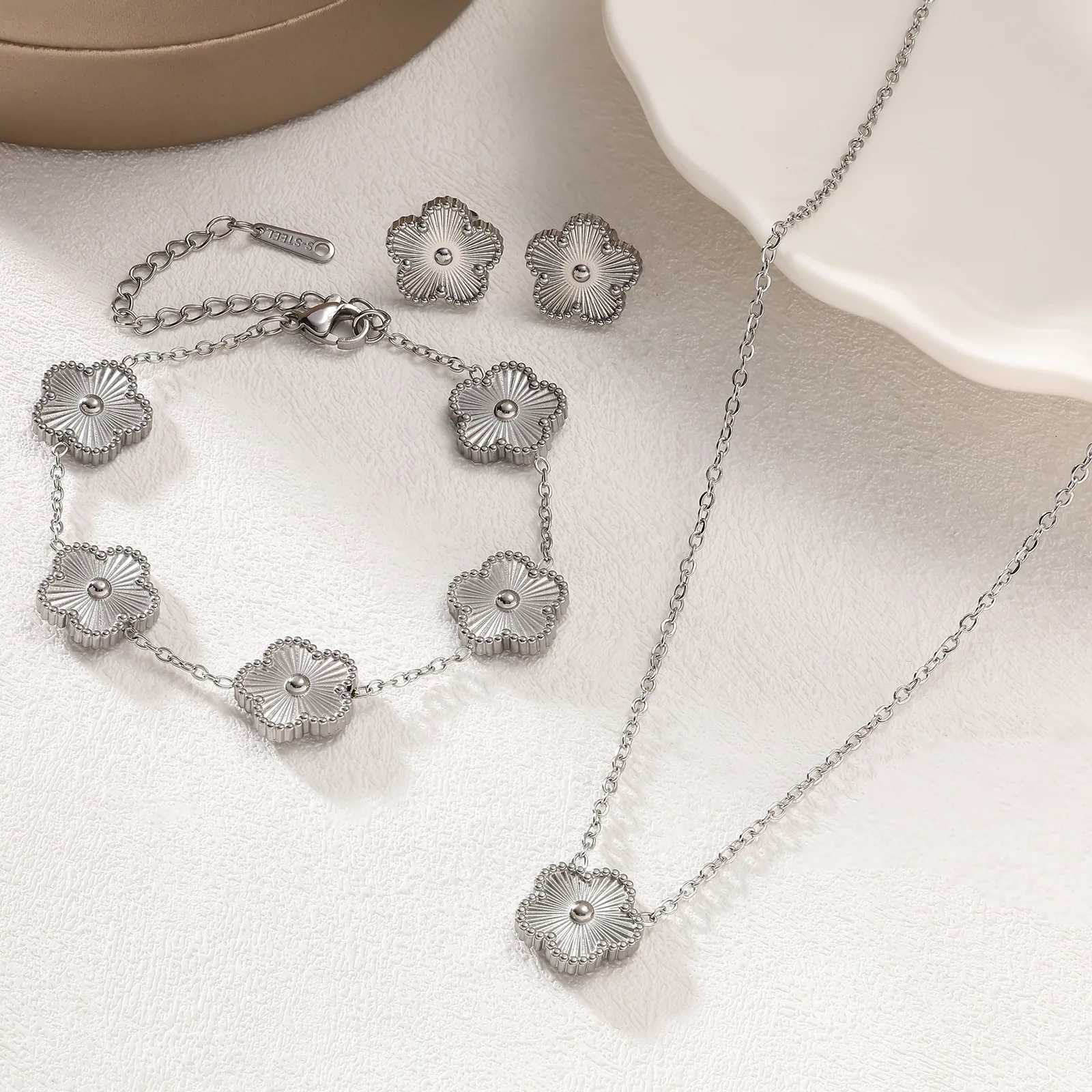 Luxury Blossom Five Leaf Flower Plant Jewelry Set Bracelet Necklace Earrings Womens Stainless Steel Clover Wedding Christmas Y251112 Z260313
