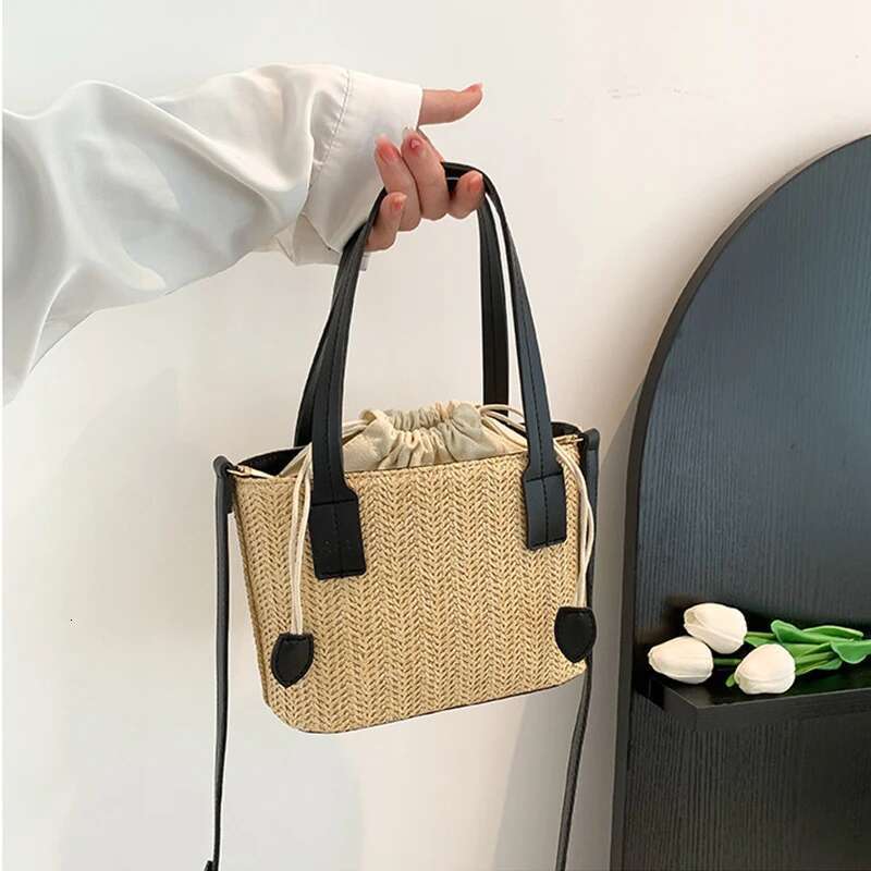 Handmade Beach Bag Knit Travel Straw Woven Beach Bag Wrist Pack Women Handle Female Bucket Tote Bags Rattan Ladies Purses Handbag Kq1