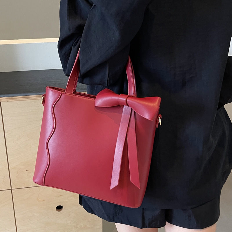 2025S Designer Women S Bag Handheld Commuter Summer Korean Edition Fashion Trend Shoulder High End Small And Simple Tote Women S Bag