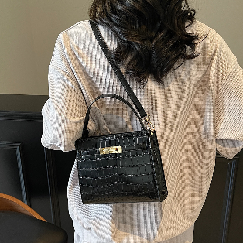 2025S Designer Women S Bag New Crossbody With High End Feel Crocodile Leather Women S Bag Trend Versatile Commuting Single Shoulder Handbag