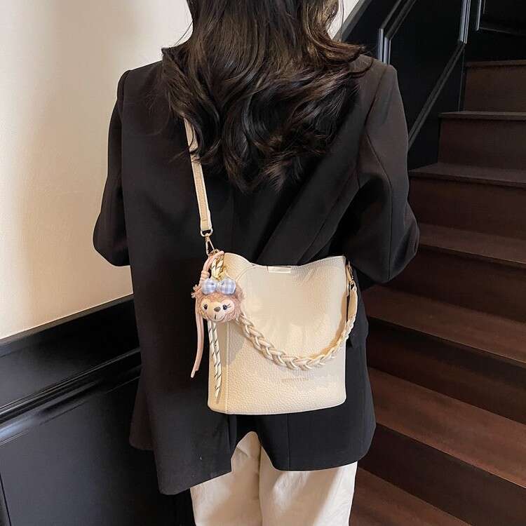 Small niche women's 2025 spring new high-end texture versatile crossbody bag, hand-held bucket bag