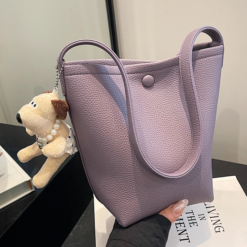 2025S Designer Women S Bag Hand Casual Bucket For Women New Korean Version Instagram Trendy Shoulder Solid Color Simple Travel Autumn Armpit Bag