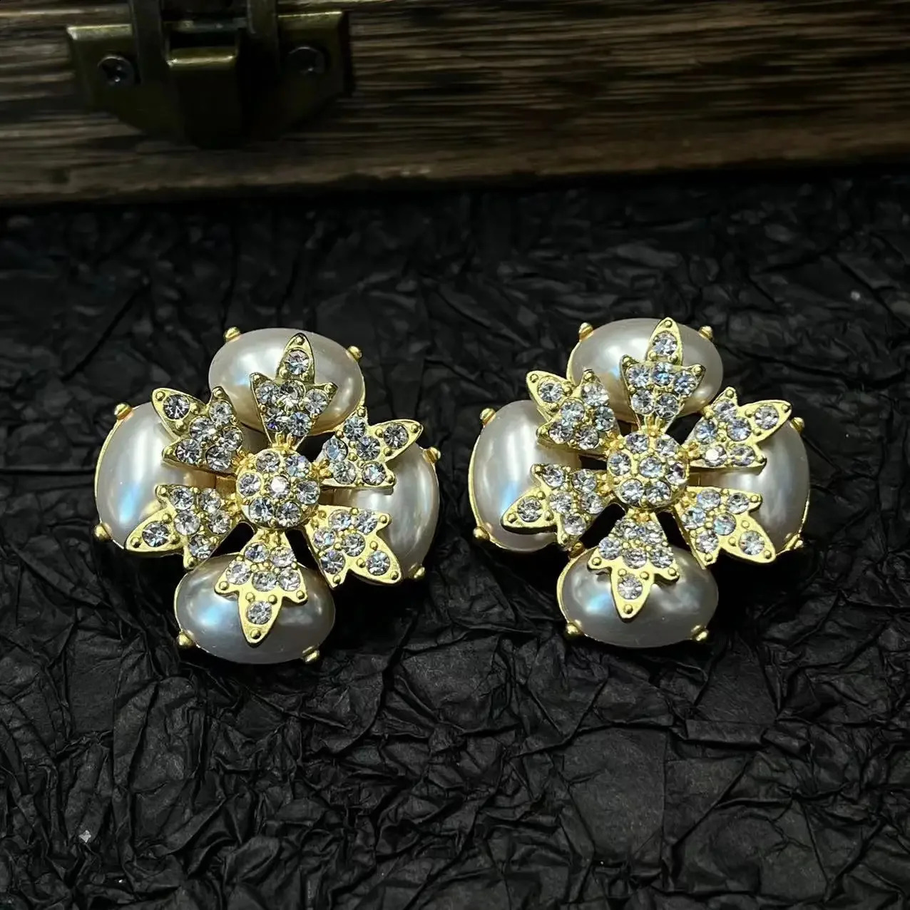 Four petal flower French style exquisite craftsmanship white pearl high-end ear clip earrings 250409