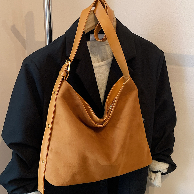 2025S Designer Women S Bag Autumn Winter Armpit High End Sense Large Capacity Tote Bag Women S Single Shoulder Stylish And Niche Design Crossbody Bag