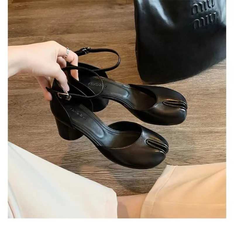 Fashion Tabi Ninja Shoes WomenRound Split Toe Shallow Thick Heel Sandals Single Mid Heel Mary Janes Shoes Female Pumps Z250520