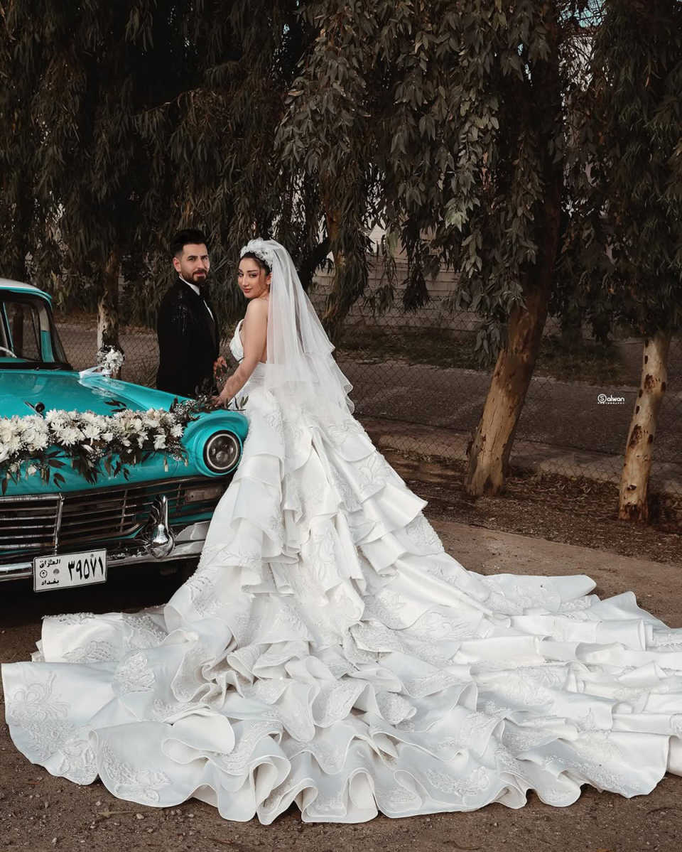 Exquisite Wedding Dresses Ball Gown Beads Appliques Sexy Bridal Gowns Sequins Lace Royal Tail vestidos de fiesta Size Customized Plus Size H25695