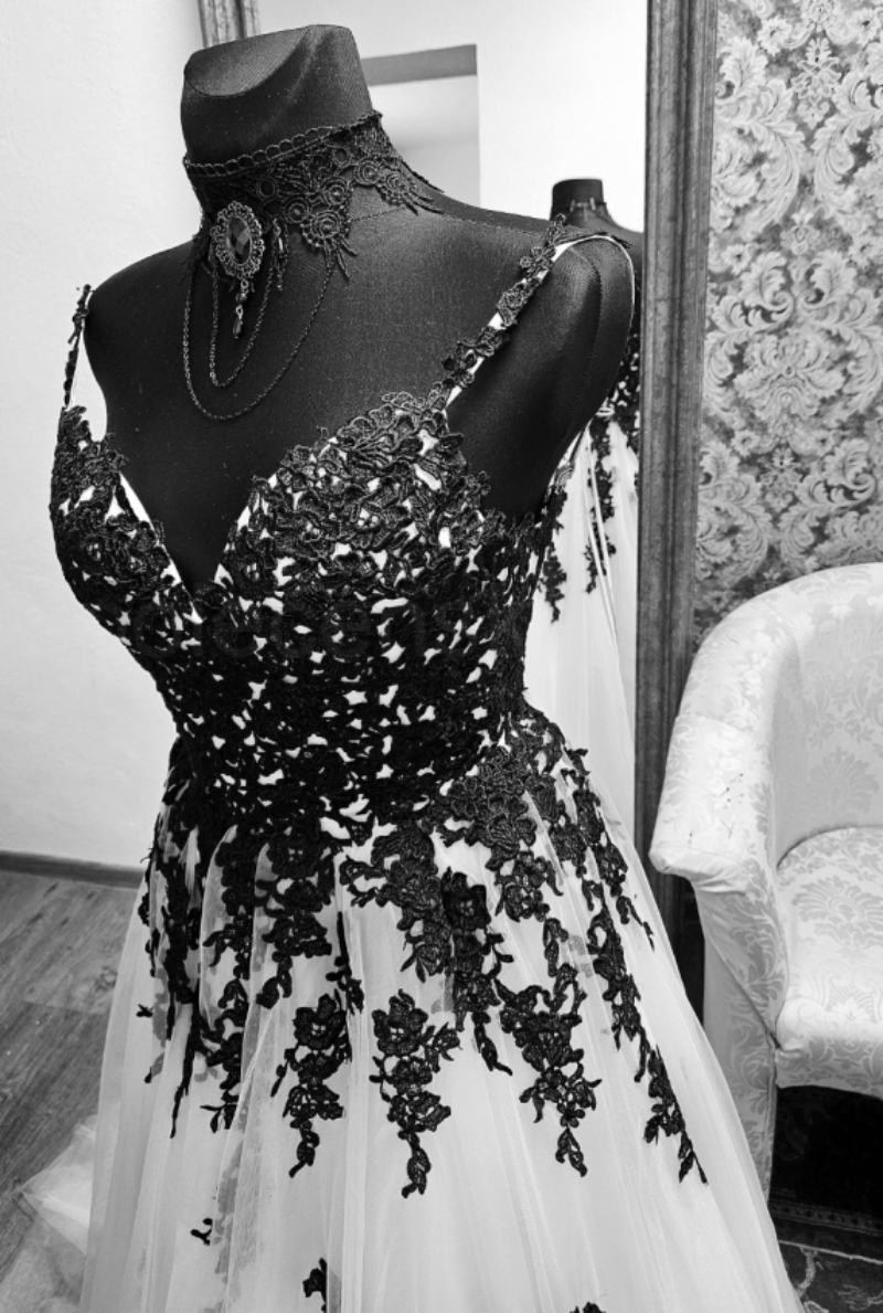 Elegant Gothic Black & White Spaghetti Strap Wedding Dress with Lace Appliques 2025 Vintage Style Long Tulle Bridal Gown