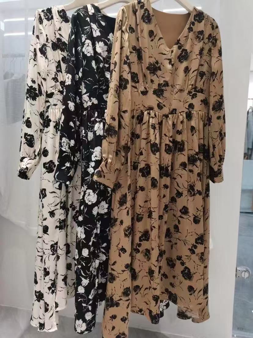 Stylish Women's Casual Dress Featuring Luxurious Velvet Satin Material