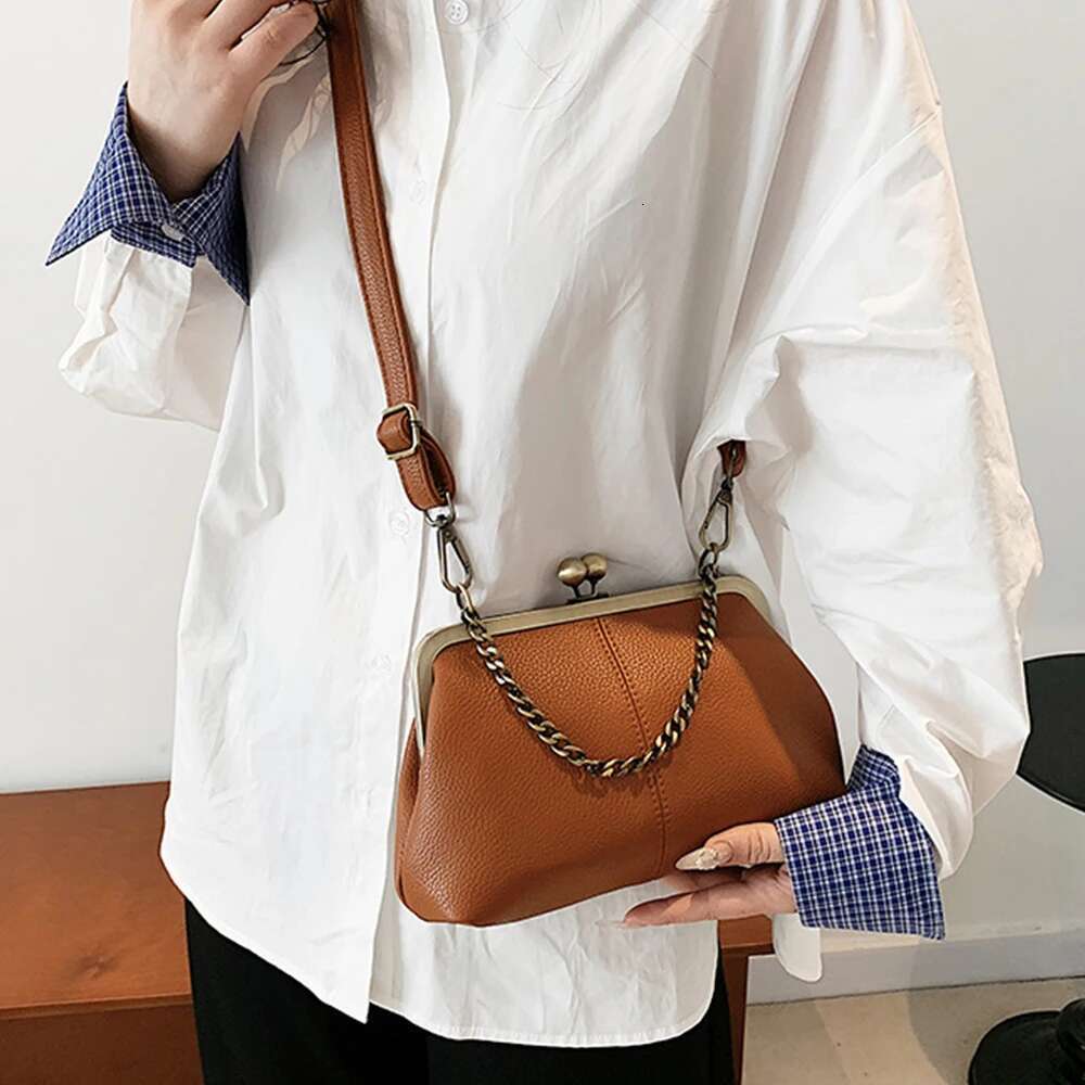 Vintage Shell Clip Shoulder Bag Lichee Pattern Frame Handbags Chains Sg Crossbody Bags For Women Kisslock Coin Lipstick Purse