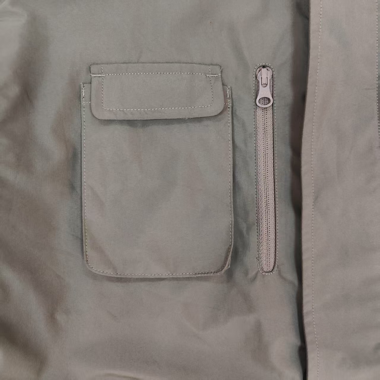 Men's Green Multi-pocket Zipped Windproof Jacket with Detachable Long Sleeves Stand Collar for Outdoor Athleisure Outfit