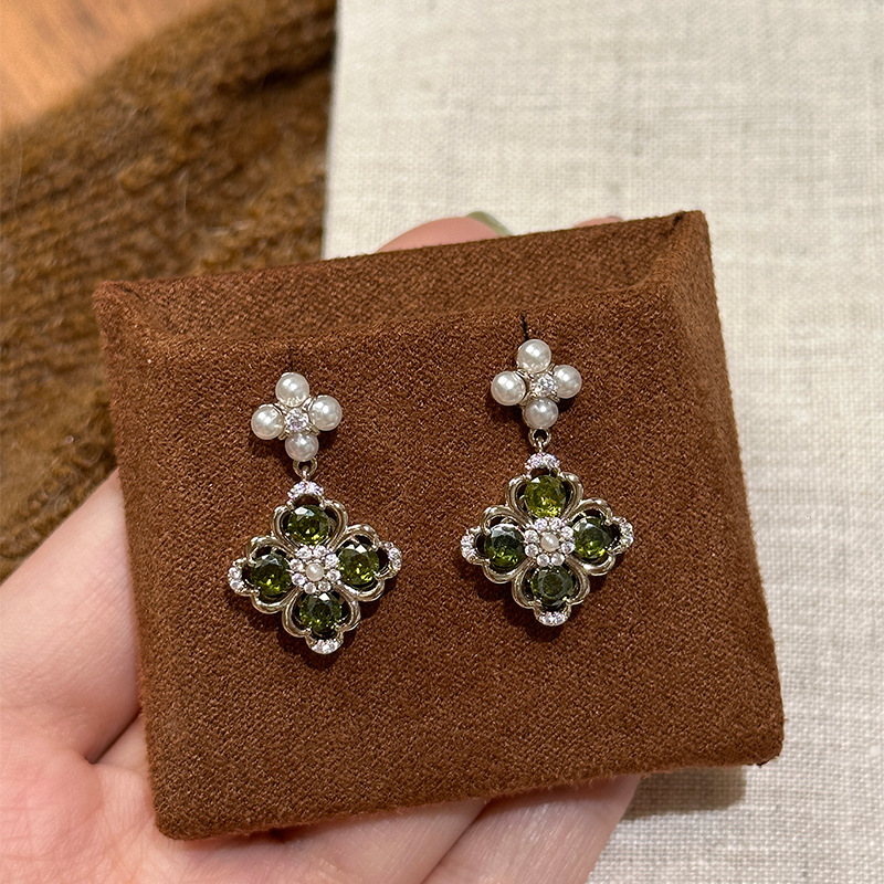 Silver Needle Super Sparkling Zircon Pearl Flower Pendant Vintage Exquisite Temperament Stud Niche High-end Sense Earrings for Women - view 7