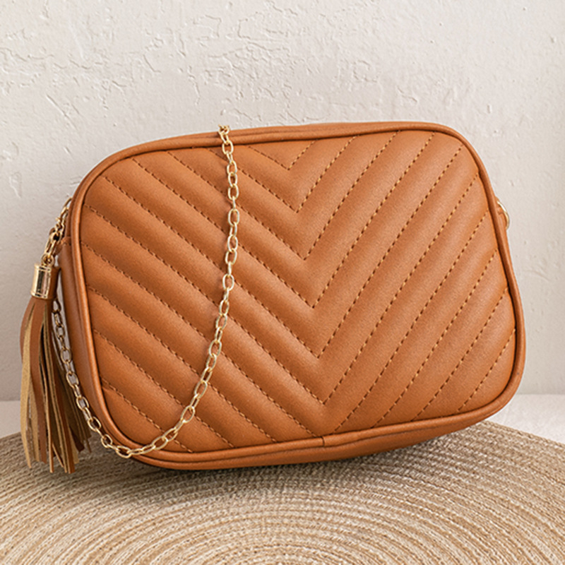 2025 Womens single shoulder V-pattern diamond lattice camera bag New autumn Korean style small cross body bag with tassels and chain