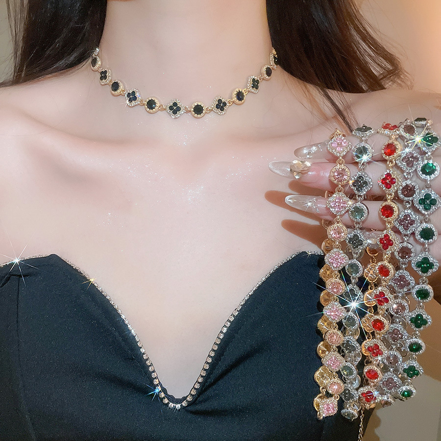 Vintage Inlaid Diamond Round Flower Necklace Light Luxury Niche High-end Clavicle Chain Exquisite Elegant Commuter Choker - view 8