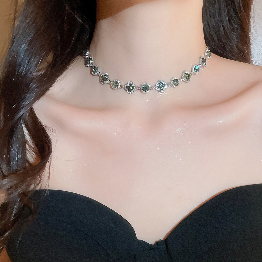 Vintage Inlaid Diamond Round Flower Necklace Light Luxury Niche High-end Clavicle Chain Exquisite Elegant Commuter Choker - view 3
