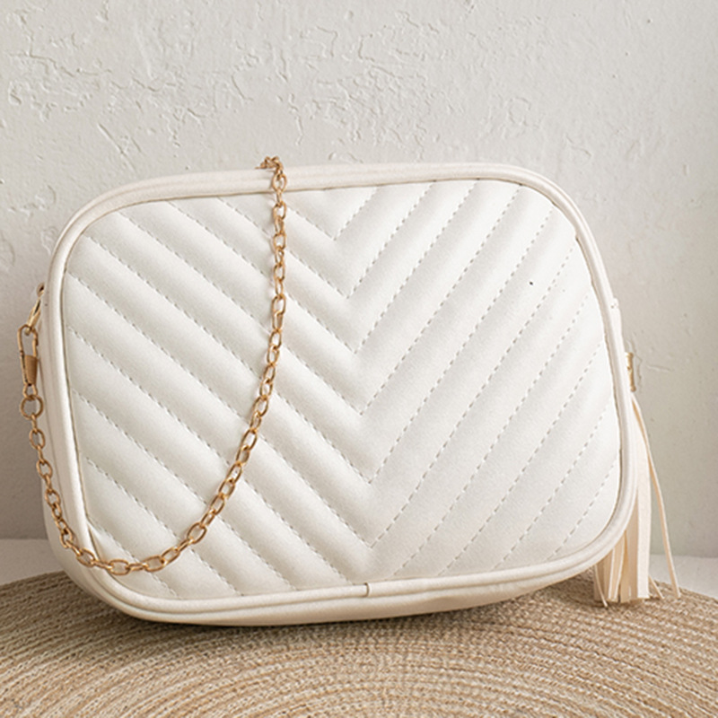 2025 Womens single shoulder V-pattern diamond lattice camera bag New autumn Korean style small cross body bag with tassels and chain