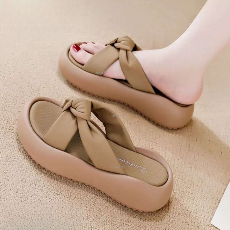 2025 New Women's Designer Shoes Outdoor Leisure Beach Sports Italian Pick-up Slippers For Women Summer Soft Soles