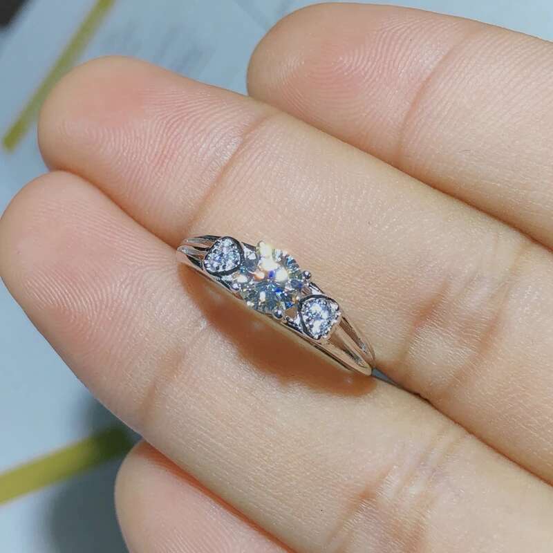 Moissanite 0.5ct Hardness 9.3 diamond substitutes can be tested by instruments. Popular jewelry