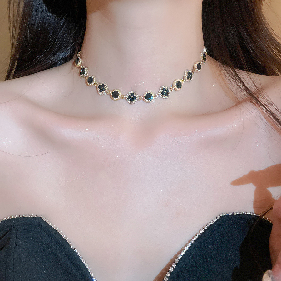 Vintage Inlaid Diamond Round Flower Necklace Light Luxury Niche High-end Clavicle Chain Exquisite Elegant Commuter Choker - view 4
