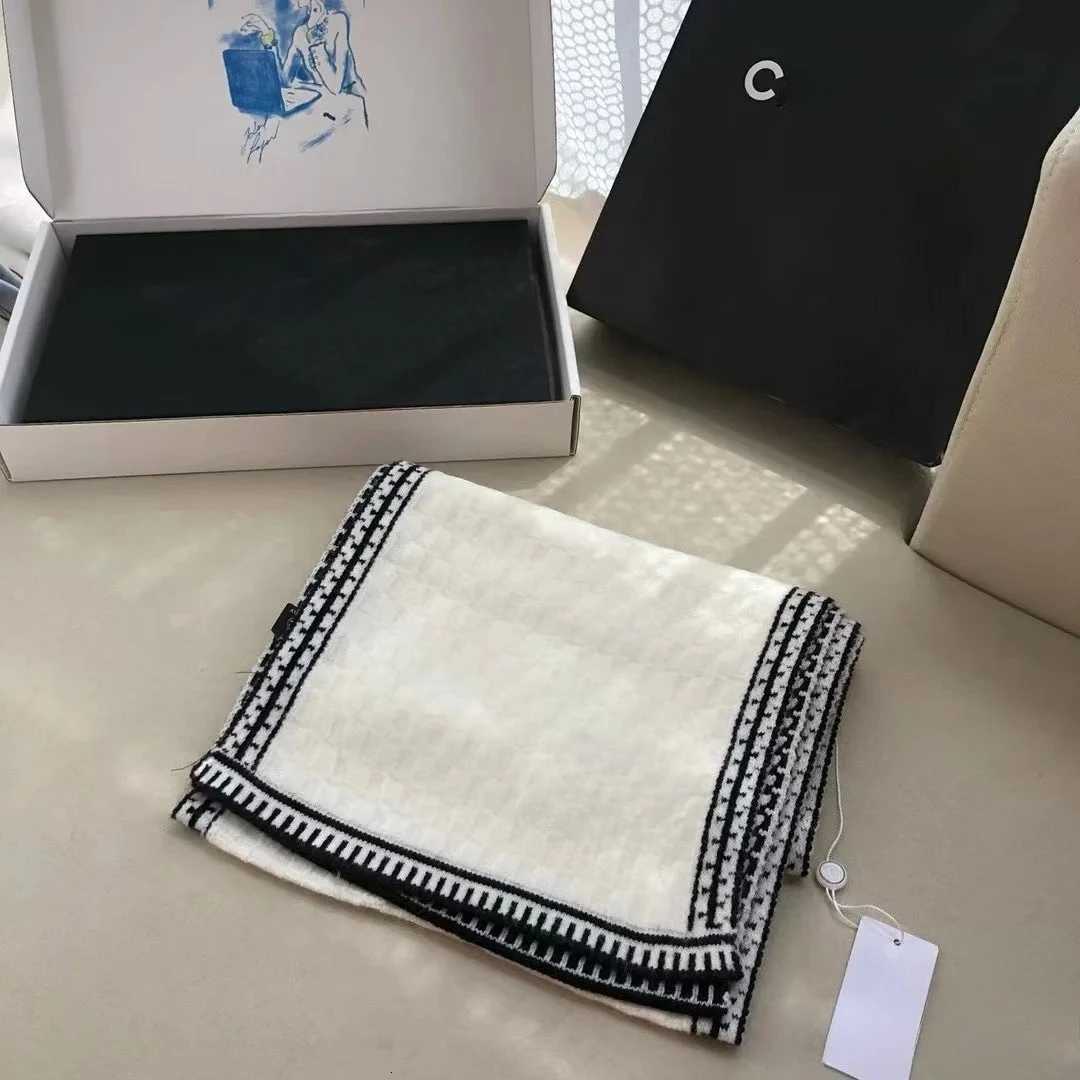 Luxury Designer Style Letter C Scarf Womens 2025 New Winter High-end Sense Versatile Korean Atmosphere Warm Design Sense Y251114