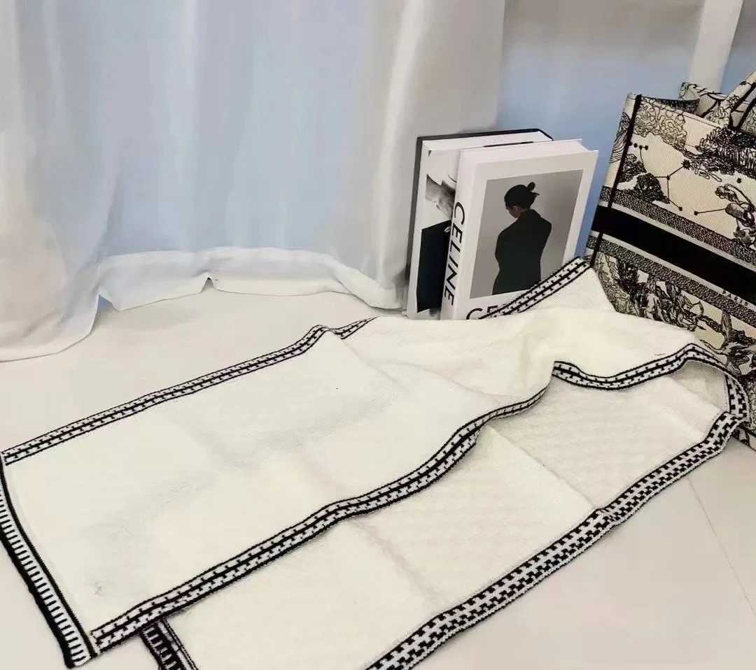 Luxury Designer Style Letter C Scarf Womens 2025 New Winter High-end Sense Versatile Korean Atmosphere Warm Design Sense Y251114