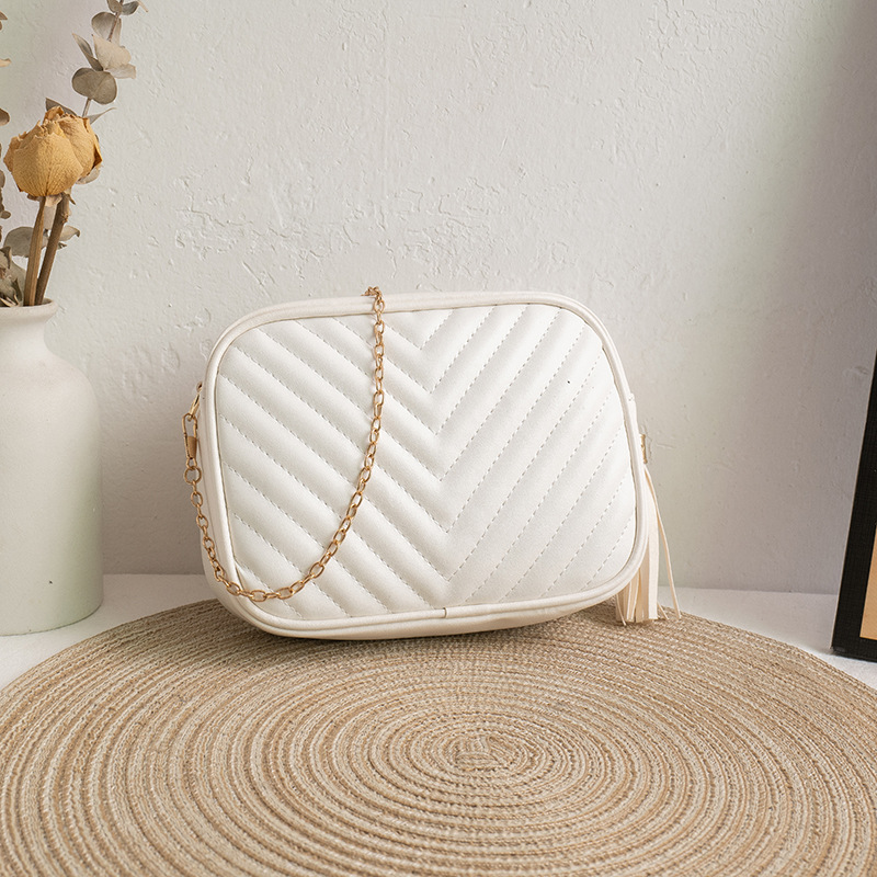 Womens single shoulder V-pattern diamond lattice camera bag New autumn Korean style small cross body bag with tassels and chain