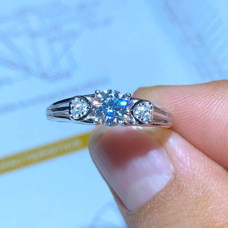 Moissanite 0.5ct Hardness 9.3 diamond substitutes can be tested by instruments. Popular jewelry