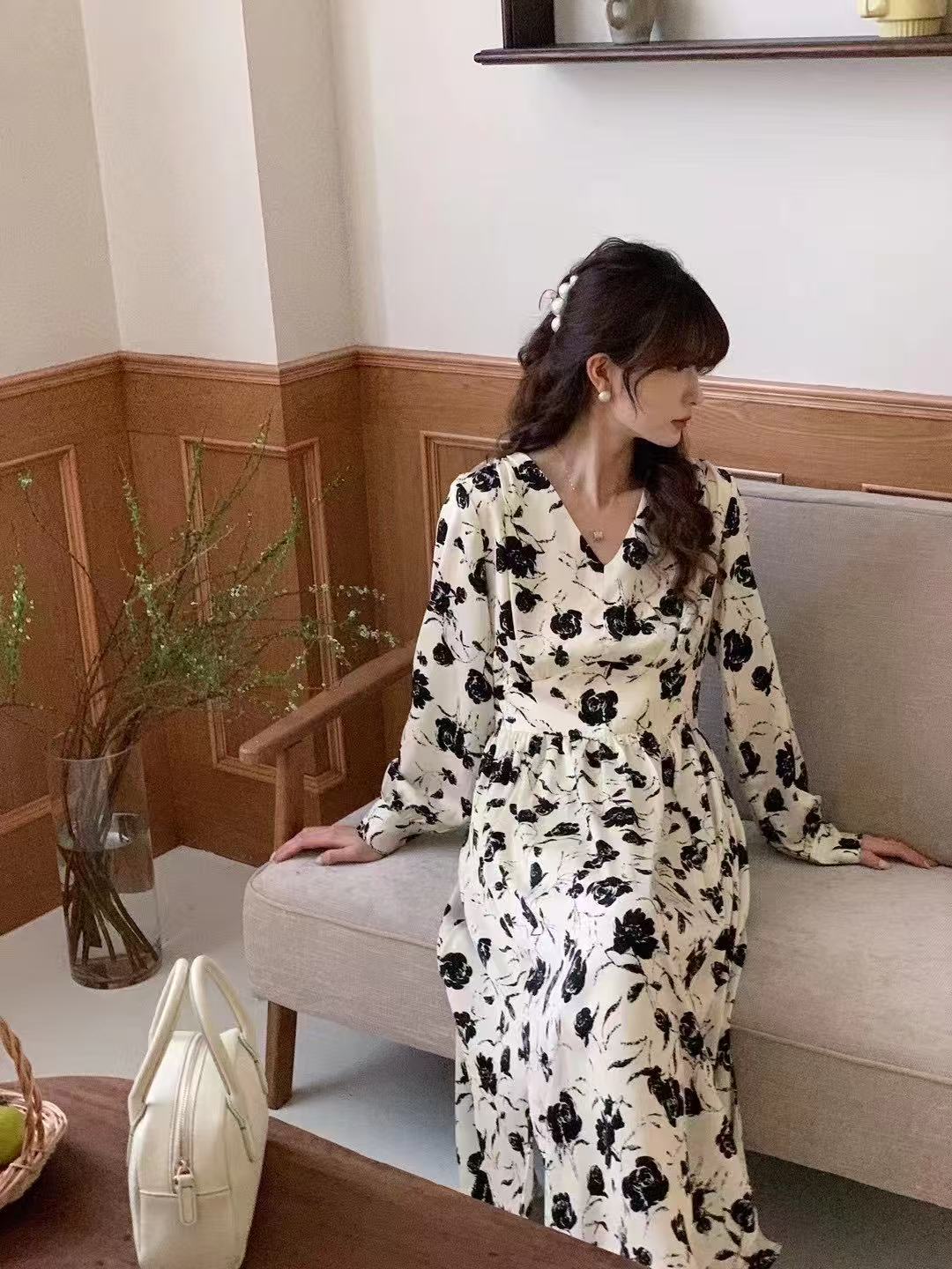 Stylish Women's Casual Dress Featuring Luxurious Velvet Satin Material