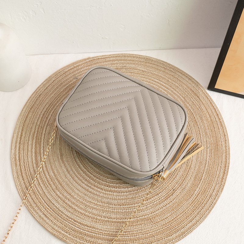 2025 Womens single shoulder V-pattern diamond lattice camera bag New autumn Korean style small cross body bag with tassels and chain