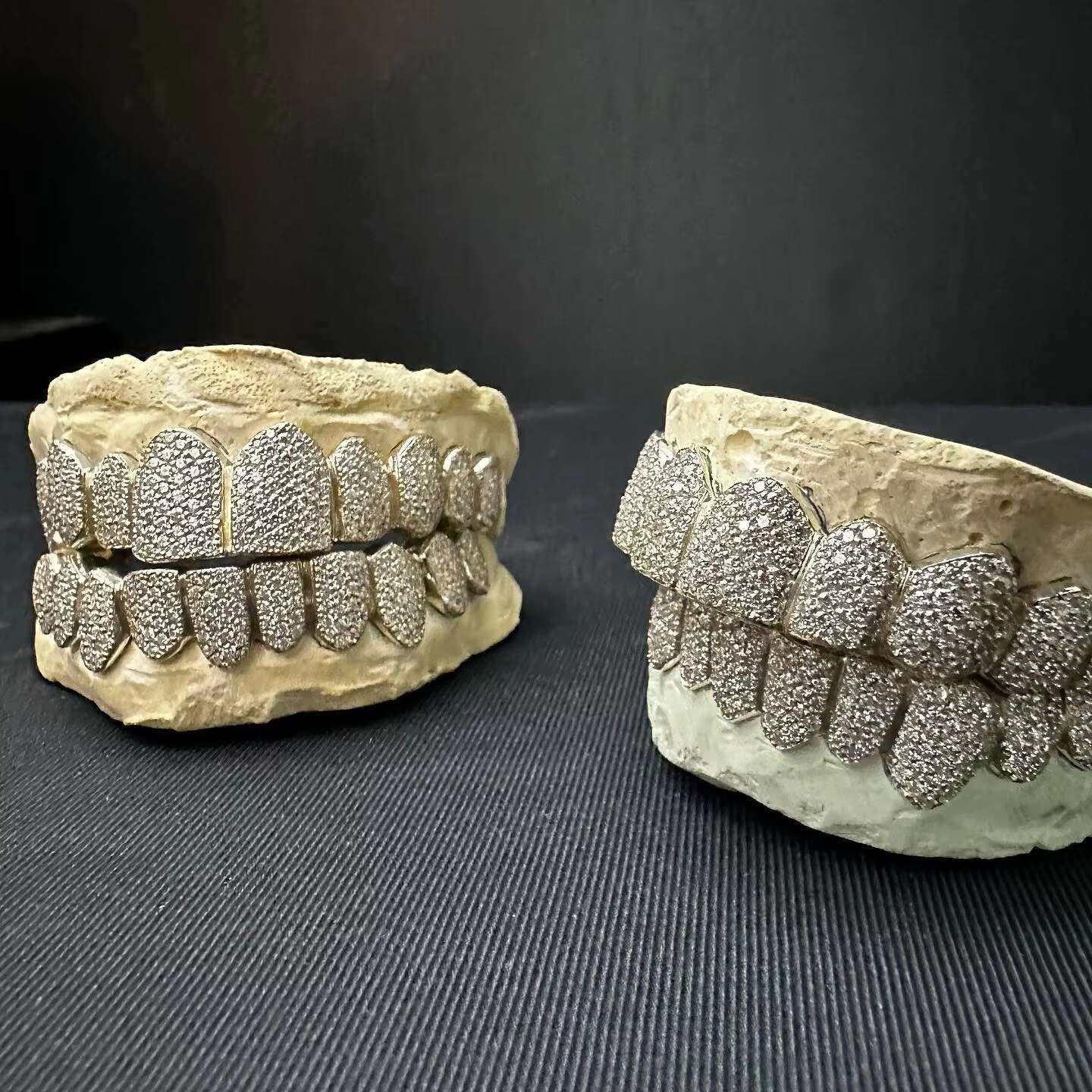 Hand Setting Custom Hiphop Teeth Moissanite Grillz 8 Top 8 Bottom 925 Sterling Silver Moissanite Grillz