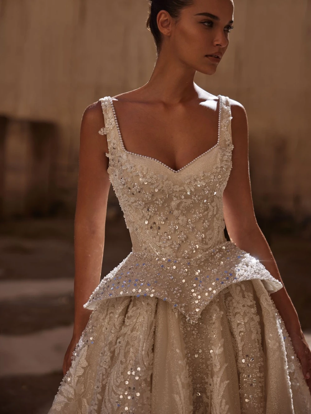 Classic A Line Women Wedding Dress V Neck Sleeveless Bridal Gowns Sequins Pearls Appliques Sweep Train Dress Custom Made