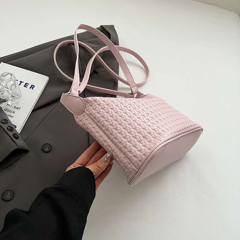 2024 New Fashionable Stylish Soft Leather Large Capacity Woven Pillow Bag For Work And Commuting, Versatile Single Shoulder