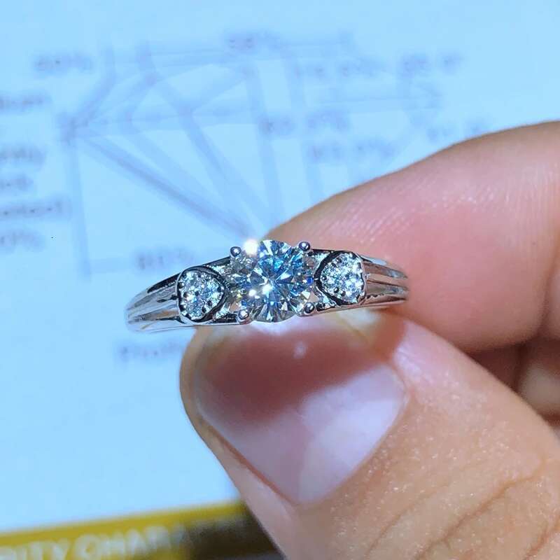 Moissanite 0.5ct Hardness 9.3 diamond substitutes can be tested by instruments. Popular jewelry