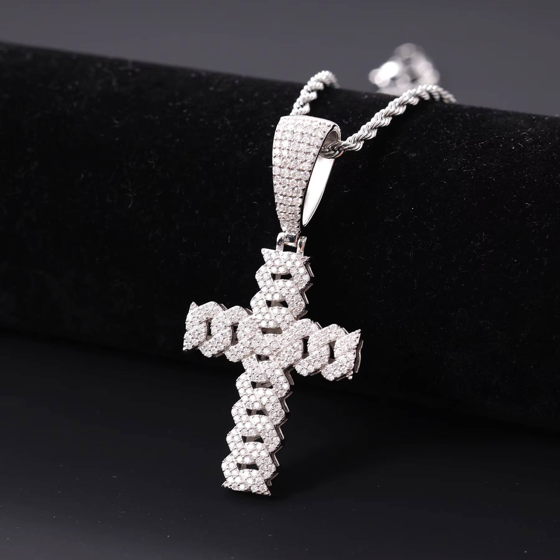 925 Silver Moissanite Cross Pendant Iced Out Hip Hop Jewelry with Zircon Diamond Fashionable Cross Charms for Men and Women