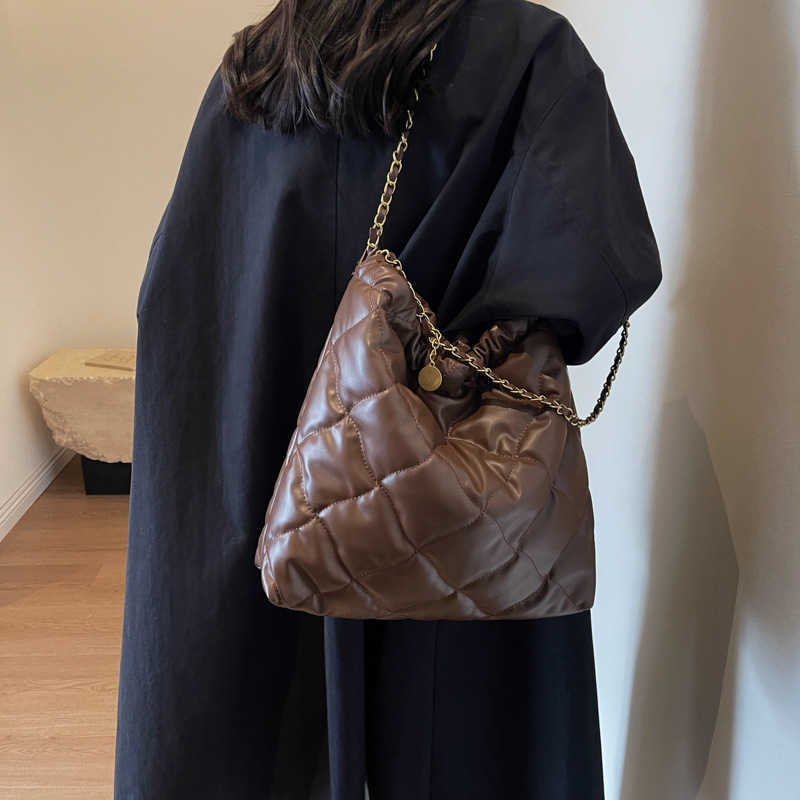 Tote Bag New Fashionable and Versatile Womens Bag with Large Capacity Luxury and Unique Magnetic Buckle Single Shoulder Crossbody Bag H251114