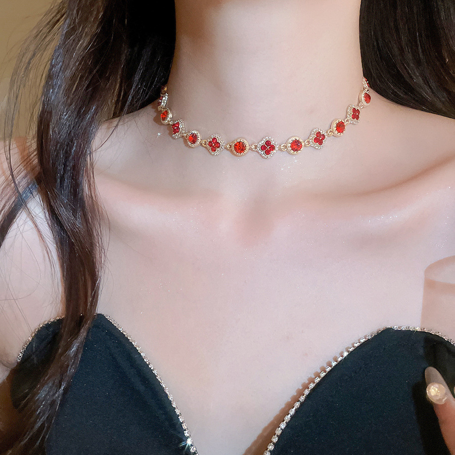 Vintage Inlaid Diamond Round Flower Necklace Light Luxury Niche High-end Clavicle Chain Exquisite Elegant Commuter Choker - view 5