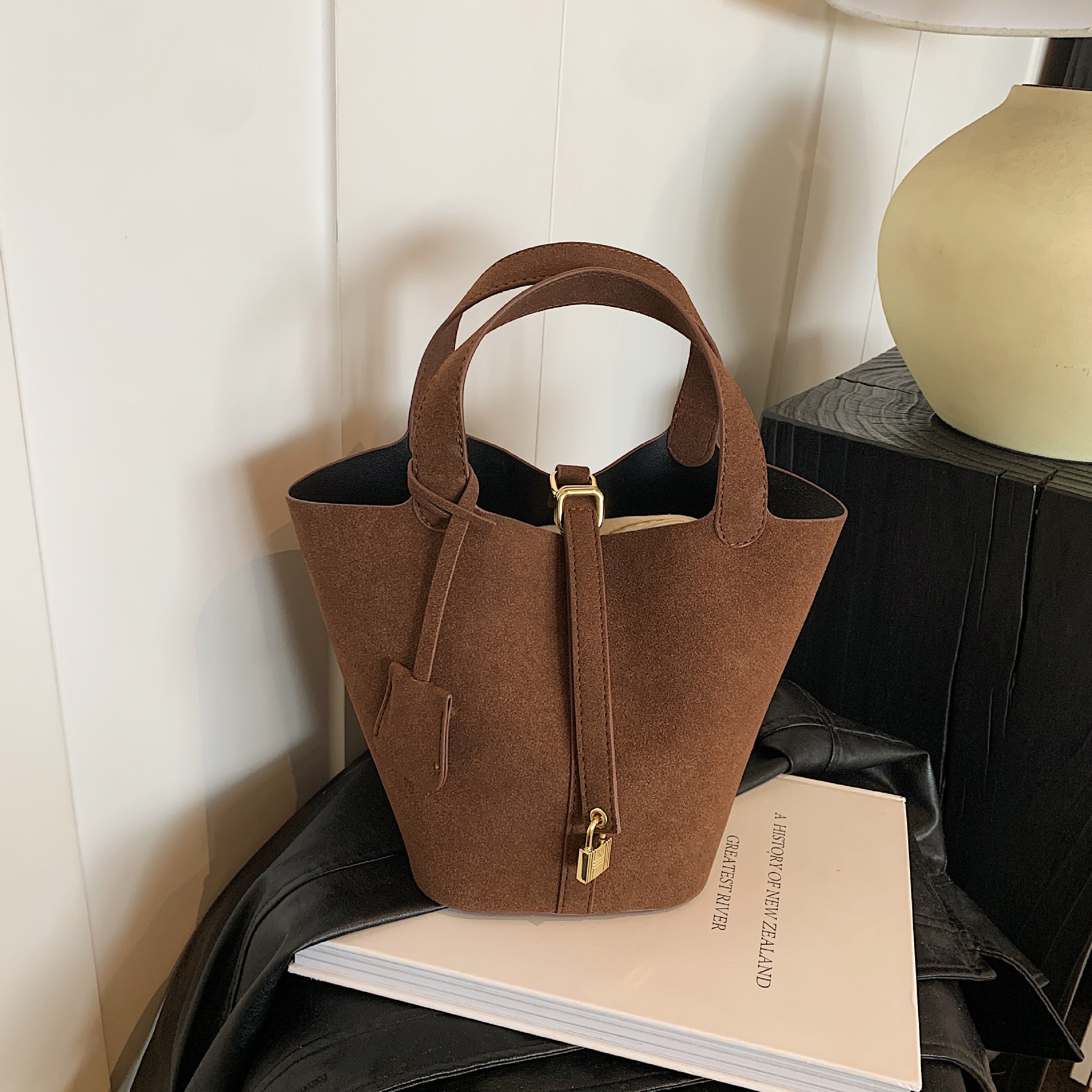 2025 Light luxury frosted niche design bucket bag trendy new style popular on ins mother-child bag stylish handbag
