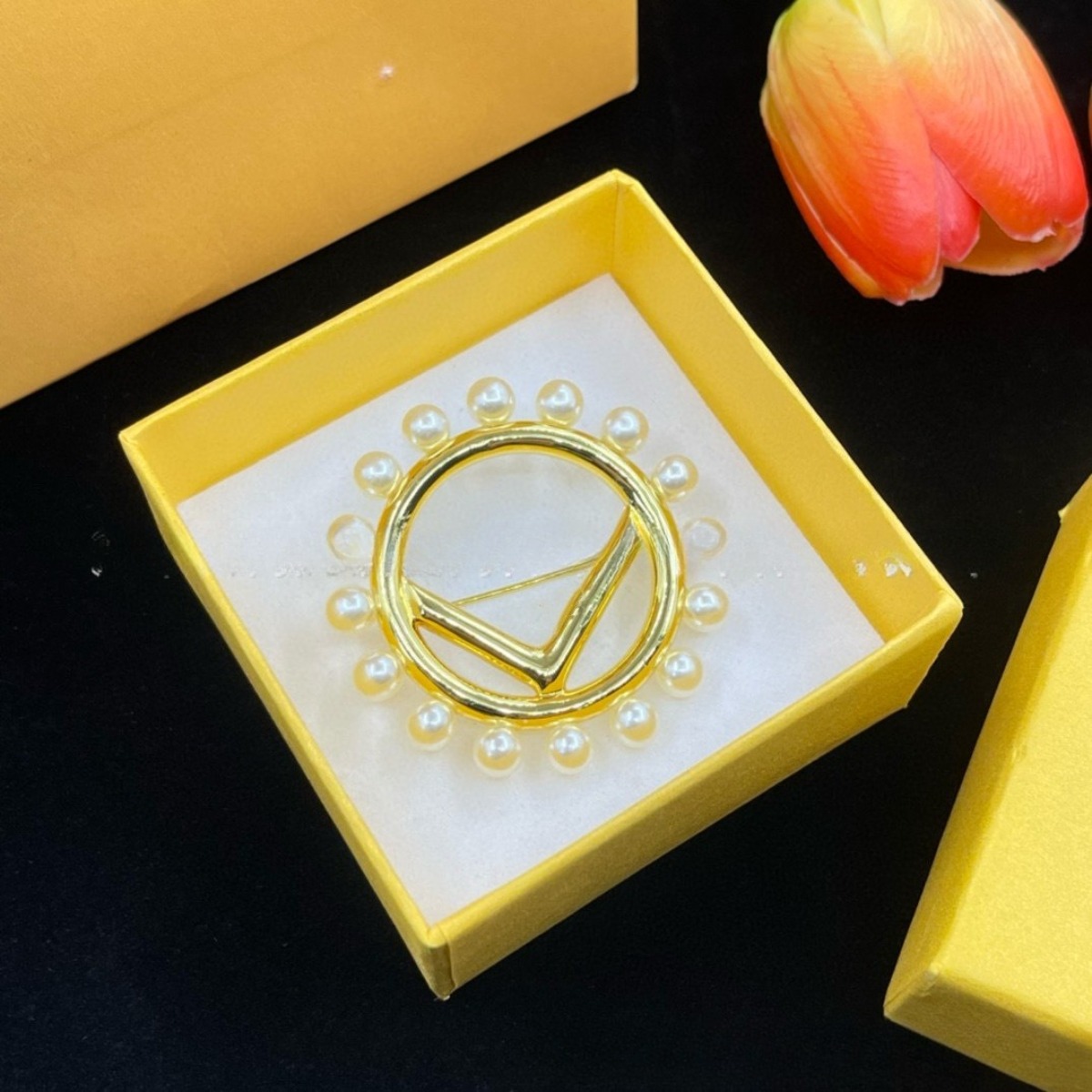 Designer Letters Brooch Fashion Famous Letter Brooches Ruby Crystal Pearl Luxury Couples Individuality Rhinestone Suit Pin Jewelry Accessories