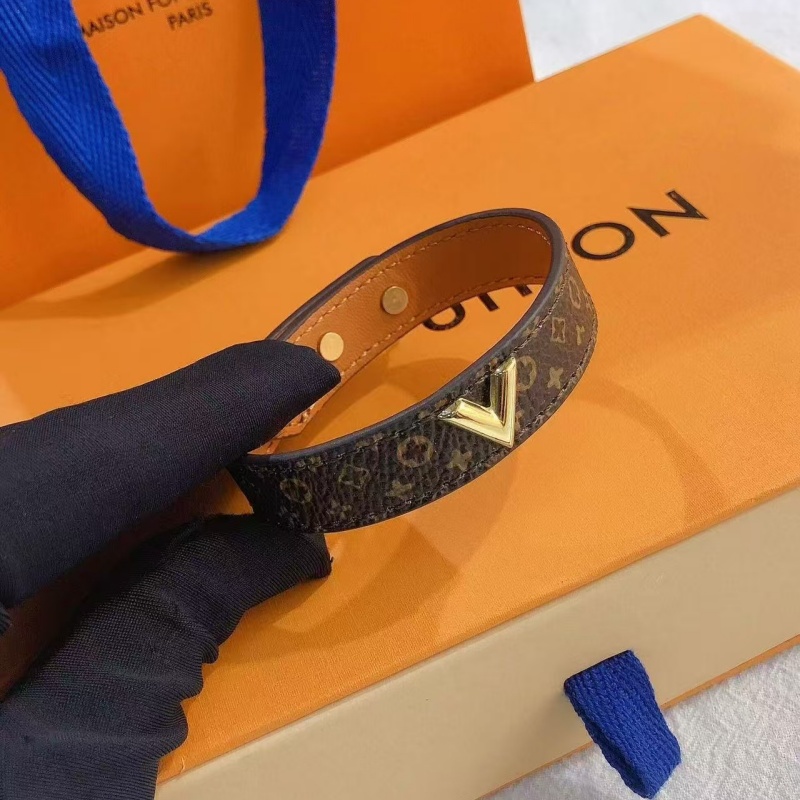 Luxury designer fashion high-quality bracelet made of titanium steel, electroplated to prevent fading