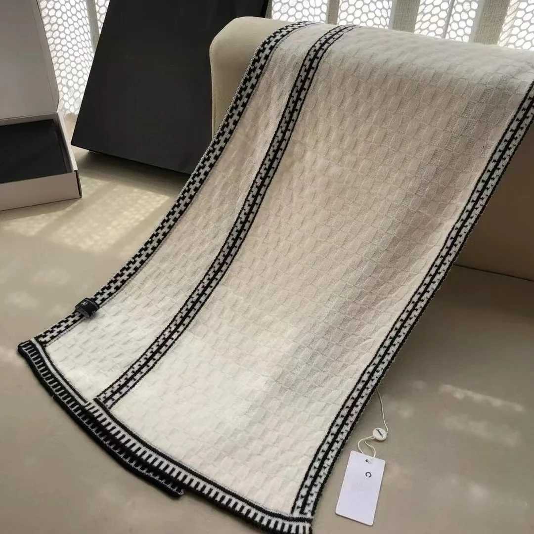 Luxury Designer Style Letter C Scarf Womens 2025 New Winter High-end Sense Versatile Korean Atmosphere Warm Design Sense Y251114