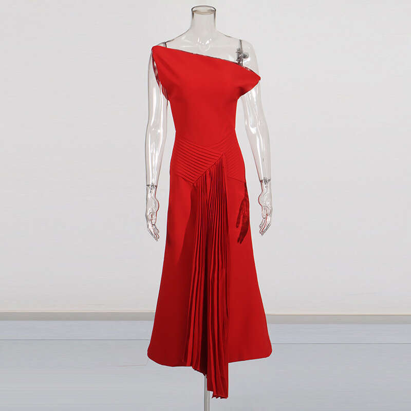 Designer Women's Fashionable High-End Dress - Sleek Sleeveless Design with Pleats and Contouring Features