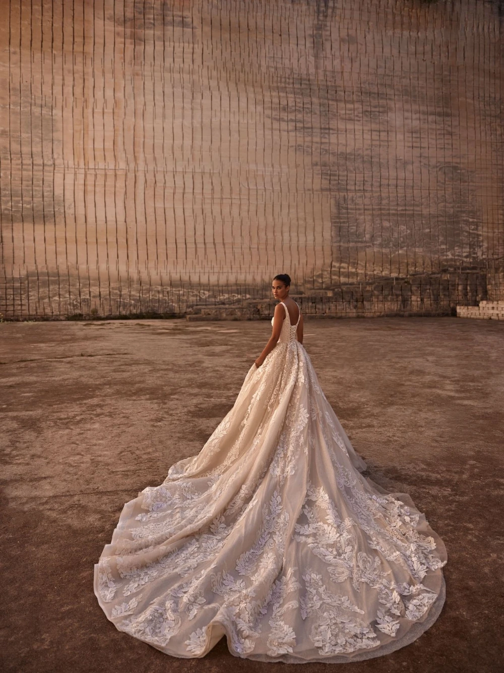 Classic A Line Women Wedding Dress V Neck Sleeveless Bridal Gowns Sequins Pearls Appliques Sweep Train Dress Custom Made