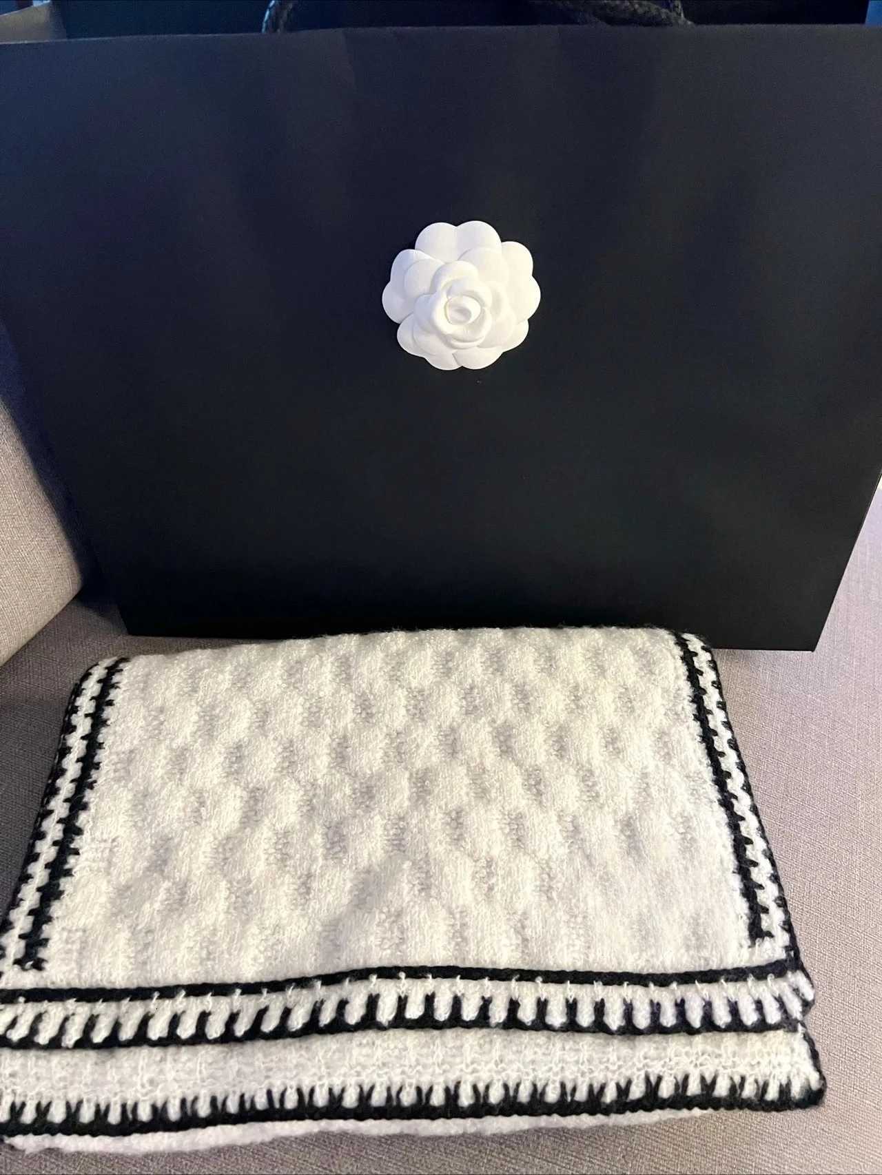 Luxury Designer Style Letter C Scarf Womens 2025 New Winter High-end Sense Versatile Korean Atmosphere Warm Design Sense Y251114