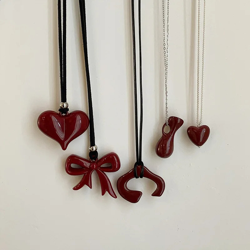 Simple red bow heart-shaped pendant necklace for womens and elegant sweater chain 250408
