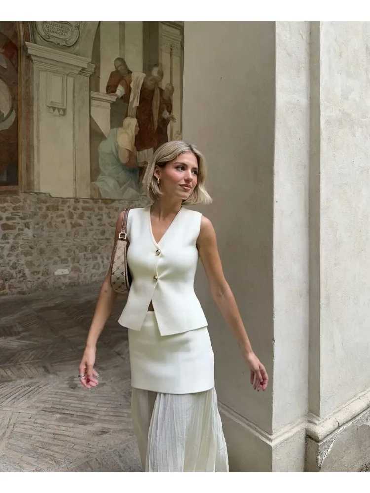 TR Womens Knitted Set Loose Skiing Set 2-piece 2024 Summer Button V-neck Tank Top Ankle Length Skiing Womens Street SetXJ250414