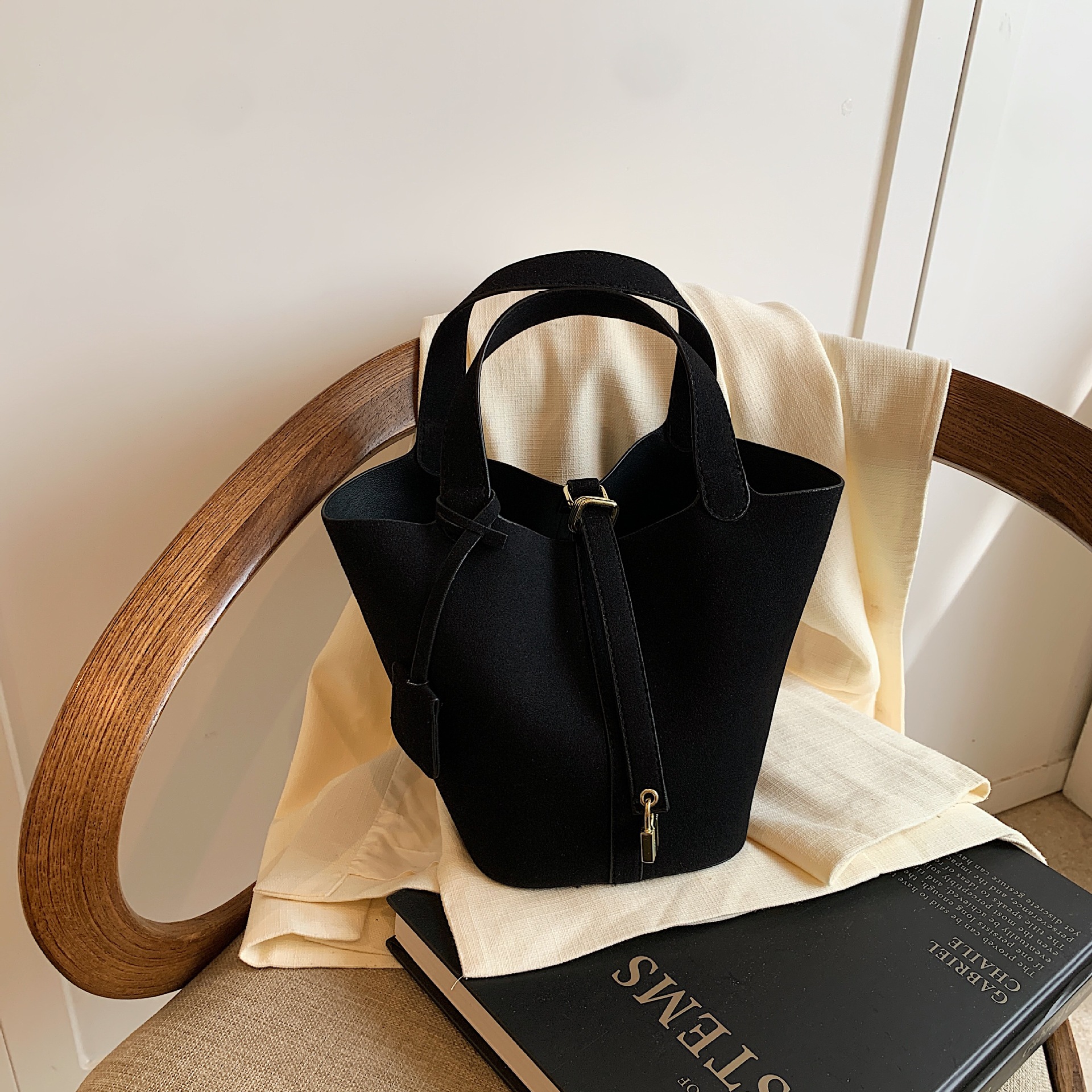 2025 Light luxury frosted niche design bucket bag trendy new style popular on ins mother-child bag stylish handbag