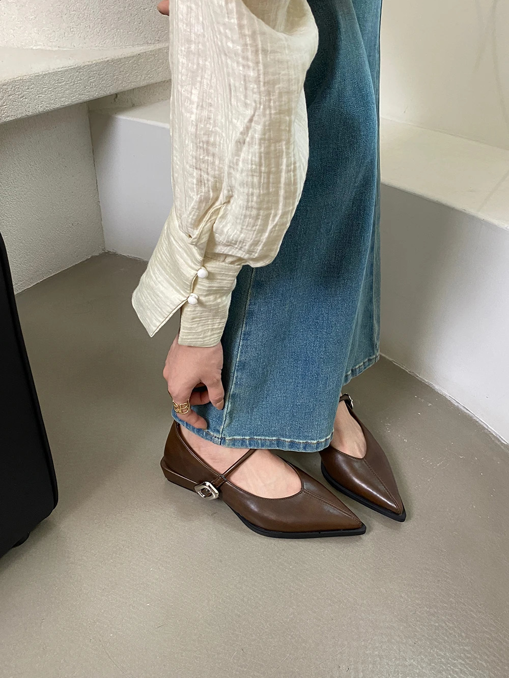 Pointed Toe Women Loafers Black Brown White Casual Mules Shoes Belt Buckle Shallow Slip On Low Flat Heeled Party Pumps Size 40 250410