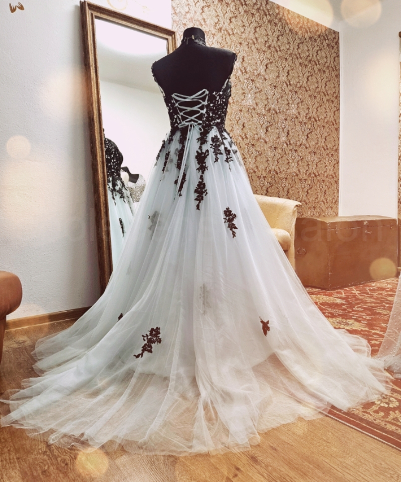 Elegant Gothic Black & White Spaghetti Strap Wedding Dress with Lace Appliques 2025 Vintage Style Long Tulle Bridal Gown