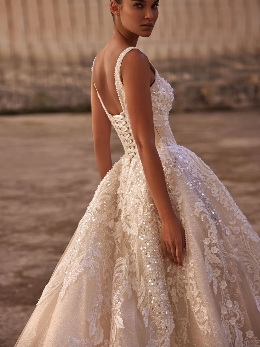 Classic A Line Women Wedding Dress V Neck Sleeveless Bridal Gowns Sequins Pearls Appliques Sweep Train Dress Custom Made