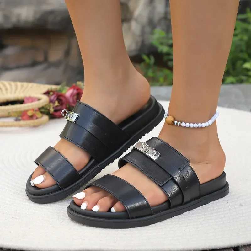 Summer womens thick bottomed flat bottomed slider 2025 brand designer trend womens slider fashion open toe outdoor beach flip cover W250414