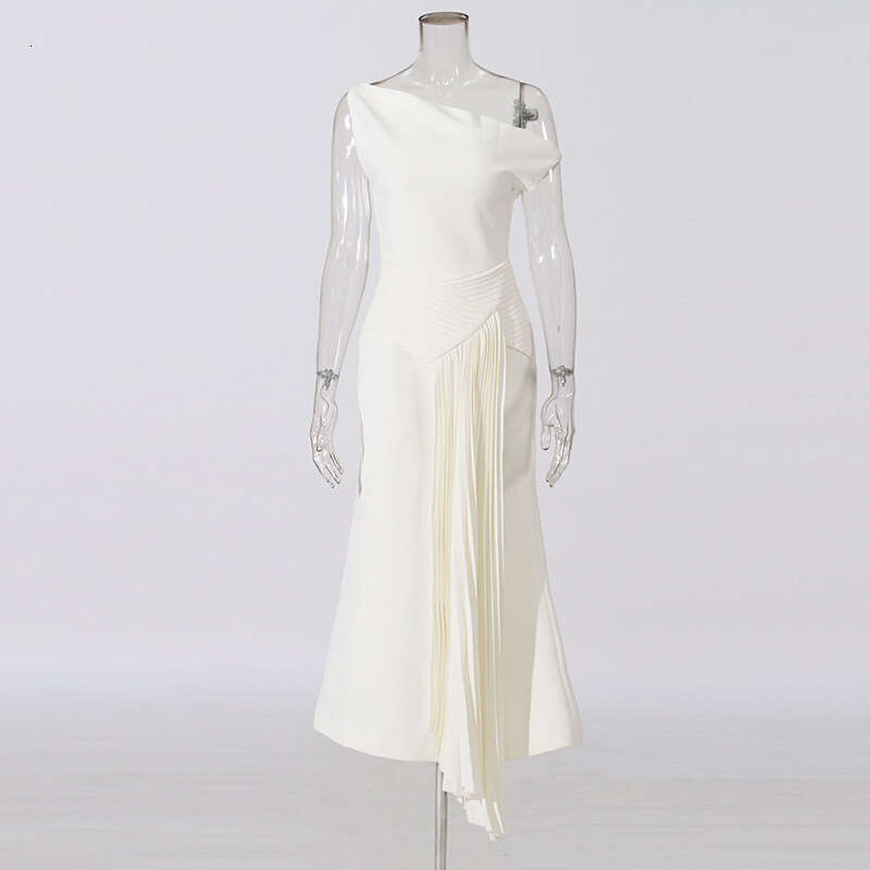 Designer Women's Fashionable High-End Dress - Sleek Sleeveless Design with Pleats and Contouring Features